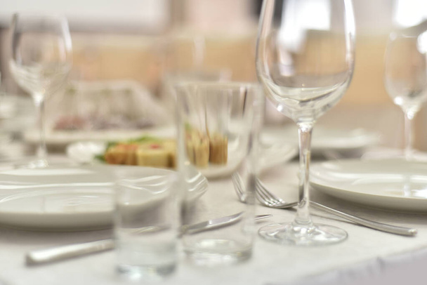 Mooie, dure, modieuze tafelschikking voor een witte en lichte feesttafel met eten, producten, drank en alcohol. - Foto, afbeelding