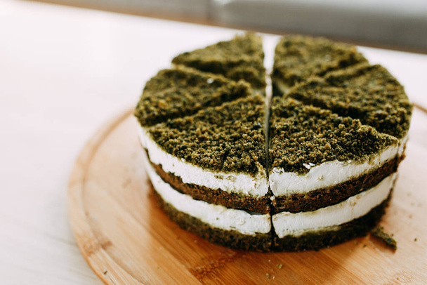 Green natural spinach cake, vegan. Layer cake with spinach and cream.  - Фото, зображення