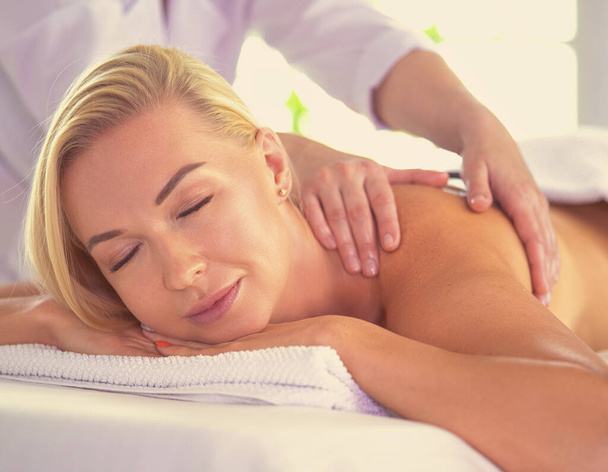 Beautiful spa woman lying on towel in spa salon - Foto, immagini