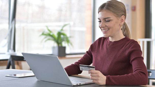 Compras exitosas en línea en el ordenador portátil por la mujer joven - Foto, Imagen