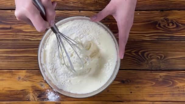 El proceso de preparación de la masa para el pastel de manzana
 - Metraje, vídeo
