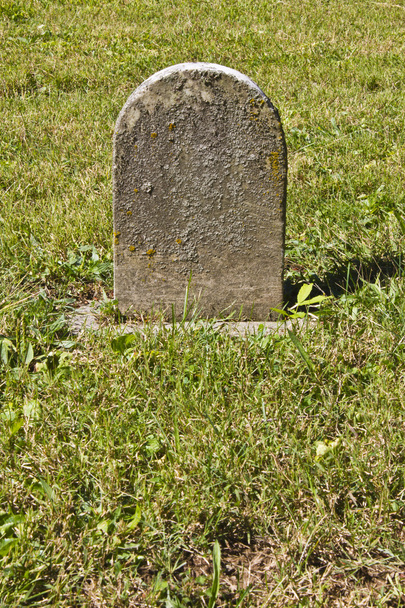 Pequeña lápida sin marcar
 - Foto, Imagen