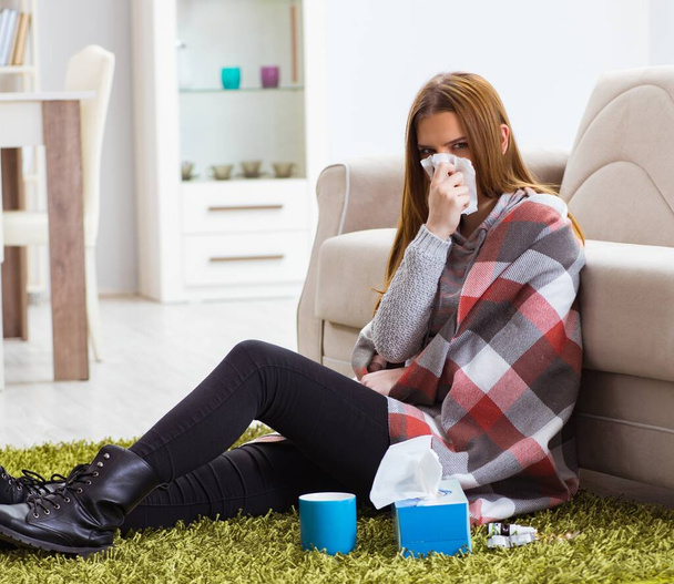 Mulher doente que sofre de gripe em casa - Foto, Imagem