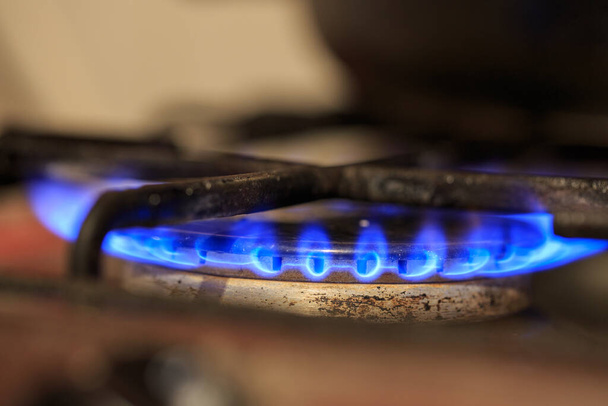 Quemador de gas viejo, llama de gas azul
 - Foto, Imagen