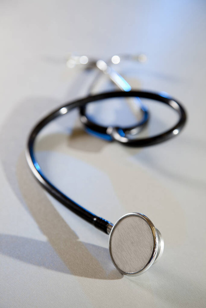 Detailní záběr na stetoskop na pozadí plánu s modrým zvýrazněním - Fotografie, Obrázek