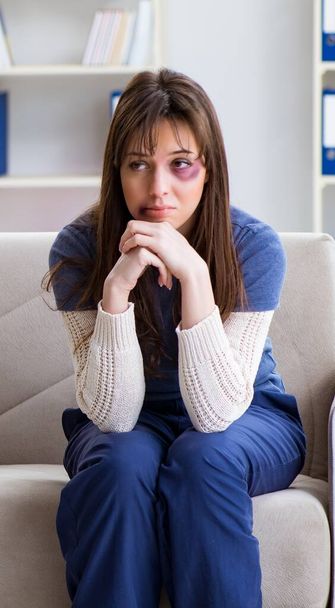 Psychologe berät Frau, die von Ehemann geschlagen wurde - Foto, Bild
