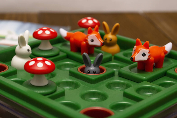 Jogo de lógica de tabuleiro com lebres, raposas e cogumelos
 - Foto, Imagem