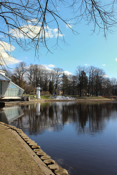Centro tranquilo de la ciudad de Riga. Parque público y vista al canal de la ciudad con la última nieve en esta temporada
. - Foto, imagen