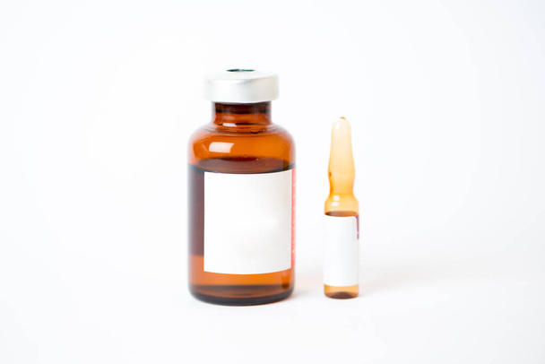 Barna injekciós üveg és ampulla fehér címkével - Fotó, kép