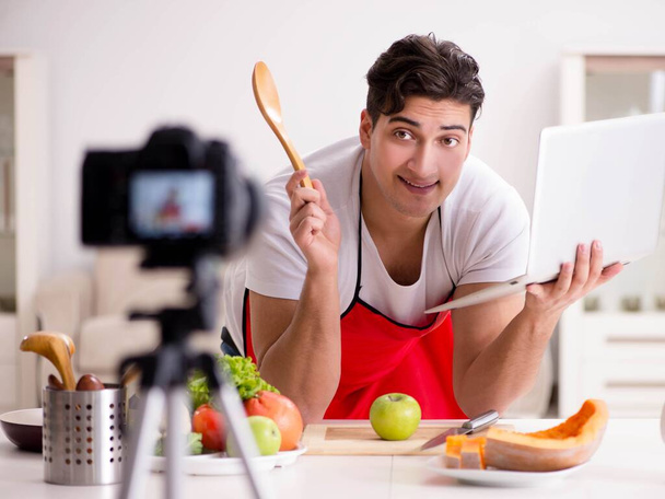 Bloger żywności pracujący w kuchni - Zdjęcie, obraz