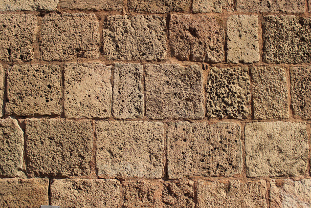 石灰岩の壁の質感。建物のファサードを作成する石灰岩のレンガ.  - 写真・画像