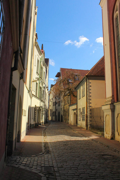 Malerischer Blick auf eine enge Straße irgendwo in der Altstadt von Riga. Leeres Zentrum der Stadt Riga.  - Foto, Bild