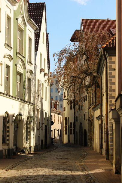 Vue pittoresque d'une rue étroite quelque part dans la vieille ville de Riga. Centre vide de Riga ville
.  - Photo, image