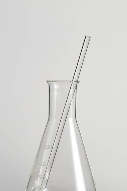 Leere Laborflasche, Fläschchen mit Reflexion isoliert auf weißem Hintergrund - Foto, Bild