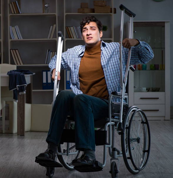 Man lijdt aan depressie bij rolstoel - Foto, afbeelding