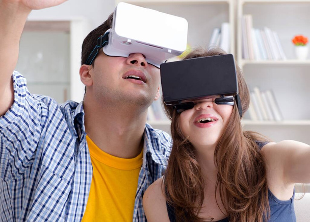 仮想現実のメガネでゲームをプレイする若い家族 - 写真・画像