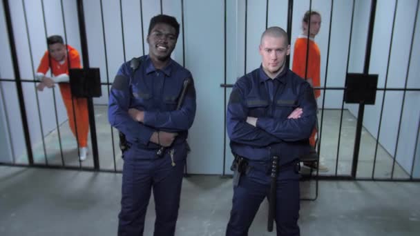 Gevangenisbewakers staan vlakbij gevangeniscellen - Video