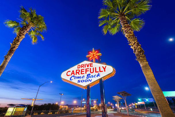 Las Vegas, Nevada, USA z tyłu Witamy w Las Vegas Znak przypominający, aby jechać ostrożnie i wrócić szybko. - Zdjęcie, obraz