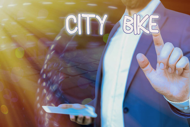 Koncepcionális kézírás a City Bike-ról. Üzleti fotó bemutatása tervezett rendszeres rövid túrák azonos lapos városi területeken. - Fotó, kép