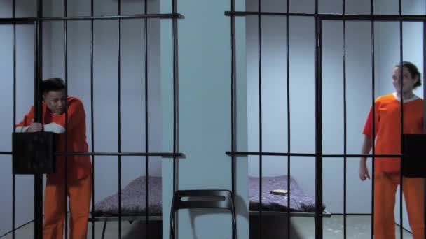 Crimineel bedreigt mondeling gevangenisbewakers - Video