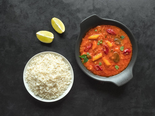 Mischgemüse Goan Curry mit Basmatireis, indisches Essen - Foto, Bild