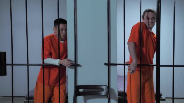 Ein Gefangener reicht ein Messer, während niemand es sieht - Filmmaterial, Video