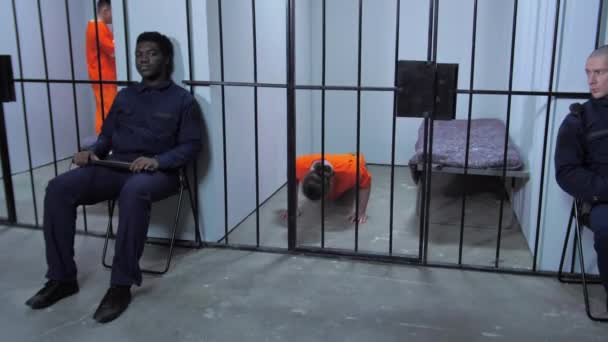 Guardas da prisão cuidam de prisioneiros na prisão
 - Filmagem, Vídeo