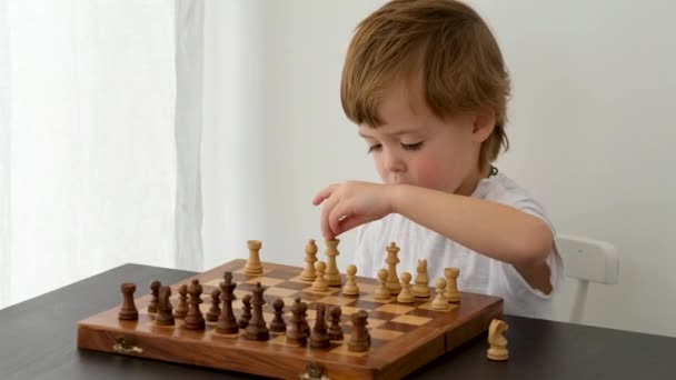 Satranç oynayan sevimli küçük çocuk. - Video, Çekim