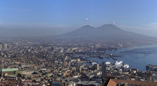 Napolissa Castel Saint Elmo on alkuun kaupungin panoraama kohta ei missaa turisti etsii antenni kaupunkikuva ja Vesuvio tulivuori vie
 - Valokuva, kuva