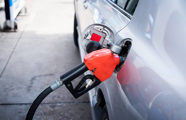 Bombeo de gasolina en el coche en la gasolinera
 - Foto, imagen