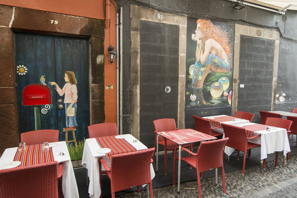 arte callejero y mural en las casas antiguas en el casco antiguo de la zona Velha en el casco antiguo de Funchal por la noche en la isla de Madeira de Portugal. Portugal, Madeira, abril de 2018
 - Foto, Imagen