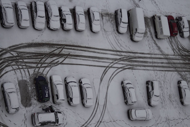 parkolás a téli szezonban, nyomok a hóban. Kilátás fentről. Szelektív fókusz. - Fotó, kép