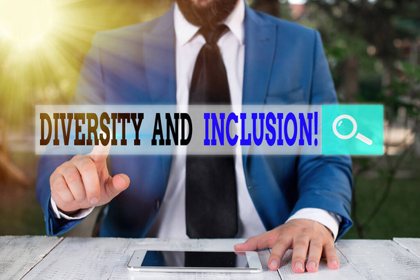 Schrijfbriefje met Diversiteit en Inclusie. Zakelijke foto presentatie bereik verschil omvat ras etniciteit geslacht. - Foto, afbeelding