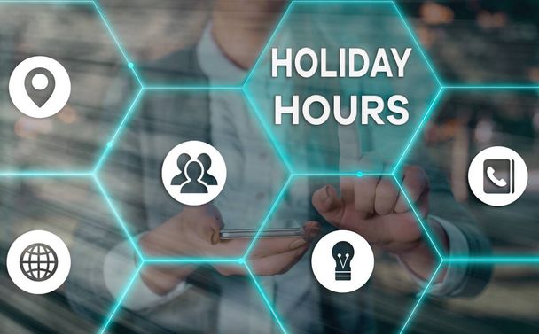 Sana kirjoittaa tekstiä Holiday Hours. Työntekijän liiketoimintakonsepti saa kaksinkertaisen normaalin palkan kaikista tunneista
. - Valokuva, kuva