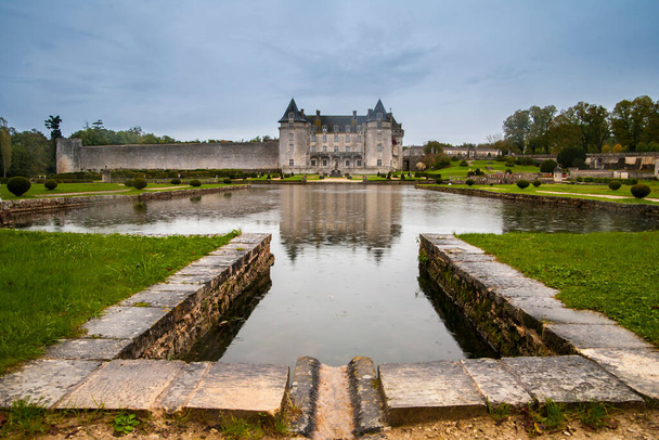 Castle de la Roche Courbon. França
 - Foto, Imagem
