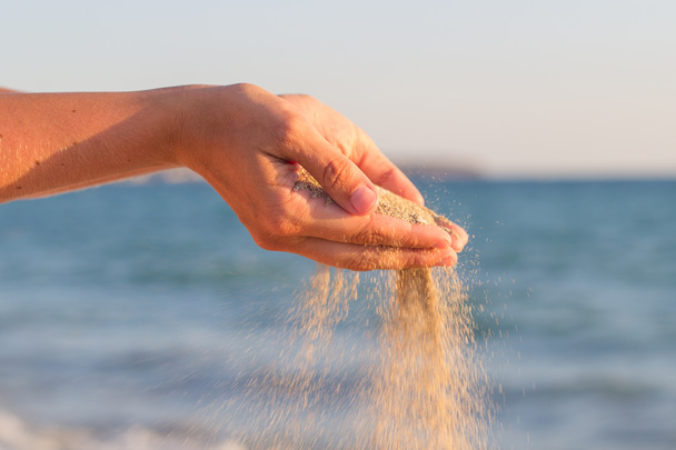άμμου που ρέει μέσα από τα χέρια - Φωτογραφία, εικόνα