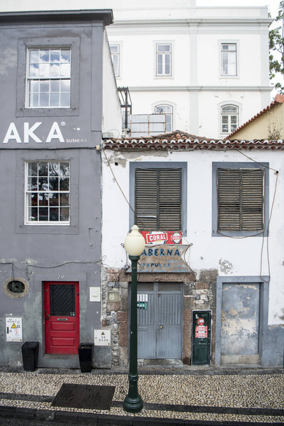 arte callejero y mural en las casas antiguas en el casco antiguo de la zona Velha en el casco antiguo de Funchal por la noche en la isla de Madeira de Portugal. Portugal, Madeira, abril de 2018
 - Foto, Imagen