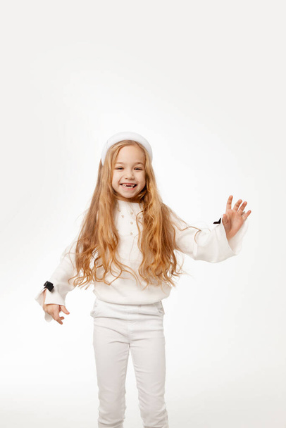κορίτσι με μακριά μαλλιά, ντυμένη με άσπρα ρούχα - Φωτογραφία, εικόνα