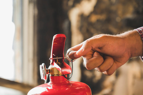 Закройте руку пожарным, используя огнетушитель. Ручная вытяжка огнетушителя
 - Фото, изображение