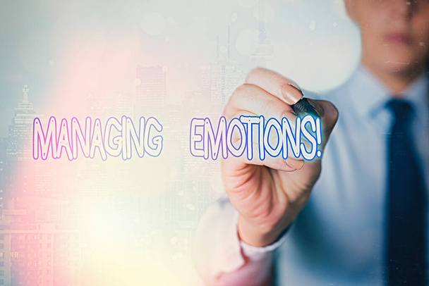 Tekstiä kirjoittava teksti Managing Emotions. Liiketoimintakonsepti kyky olla avoin tunteita ja moduloida niitä itsessään
. - Valokuva, kuva