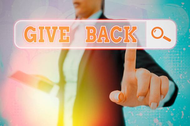 Escribiendo una nota que muestra Give Back. Foto de negocios mostrando el acto de dar a alguien algo que poseía o tenía antes
. - Foto, Imagen