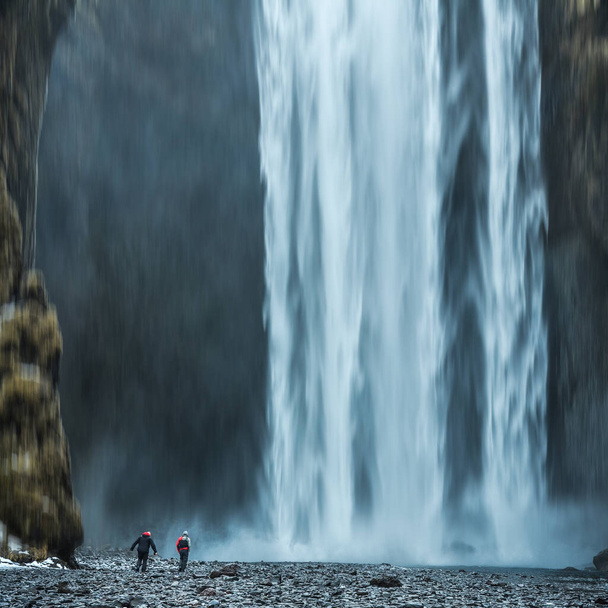 Man under waterfall in Iceland, beautiful adventure photo - Foto, afbeelding