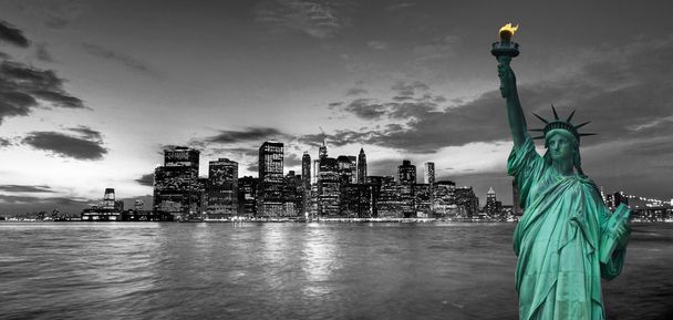 πόλη της Νέας Υόρκης και το άγαλμα της ελευθερίας - Φωτογραφία, εικόνα
