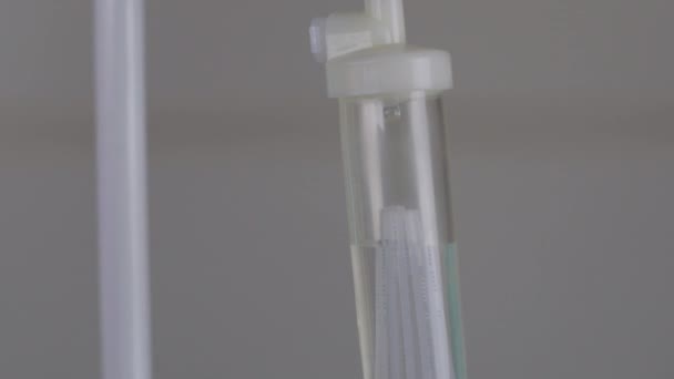 System infuzji dożylnej. Kroplówka z lekami dla pacjenta. Powolne kapanie - Materiał filmowy, wideo