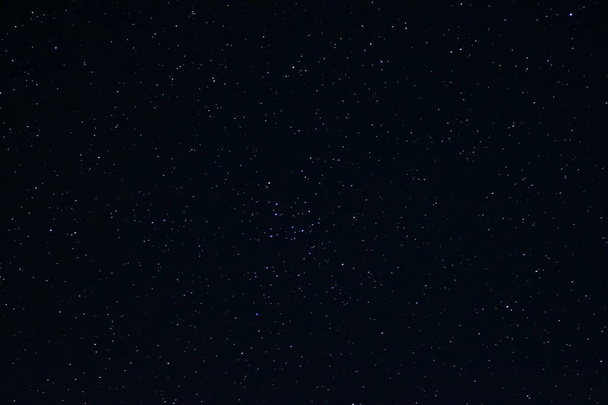 Lange belichting nacht foto van een heldere sterren. Veel sterren met sterrenbeelden. Ver van de stad. Nachtlandschap. - Foto, afbeelding