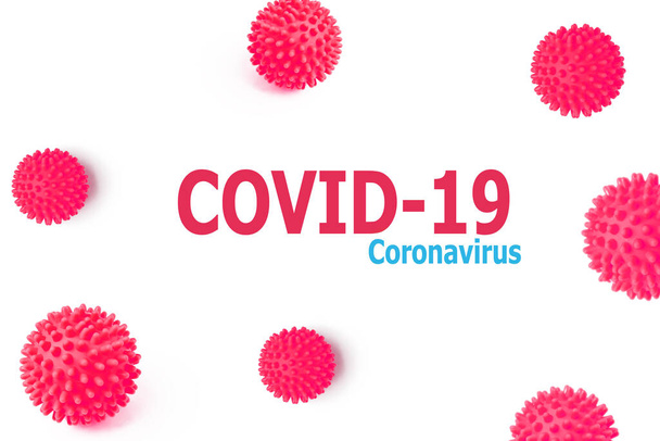 L'iscrizione Covid-19 Coronavirus su sfondo bianco isolato con palline macchiettate di rosso raffiguranti i batteri del virus mortale Ncov
. - Foto, immagini