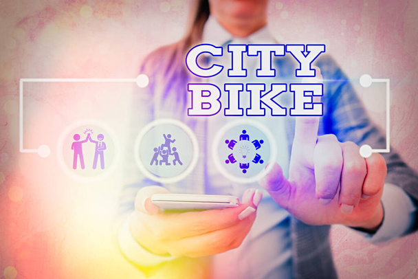 Escribiendo nota mostrando City Bike. Muestra de fotos de negocios diseñada para paseos cortos regulares a través de áreas urbanas igualmente planas
. - Foto, Imagen