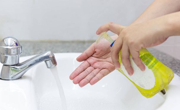 Mladé ženy si myjí ruce mýdlem, aby zabránily bakteriálním a virovým infekcím Corona nebo Covid-19, což brání šíření a ochraně virové koncepce - Fotografie, Obrázek
