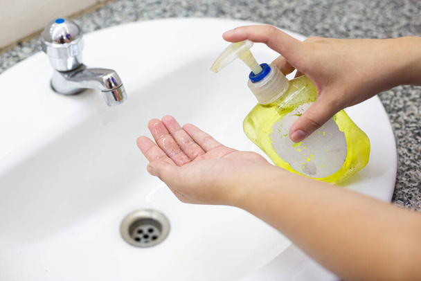 Les jeunes femmes se lavent les mains avec du savon pour prévenir les infections bactériennes et virales Corona ou Covid-19, Inhiber la propagation et la protection du concept de virus
 - Photo, image