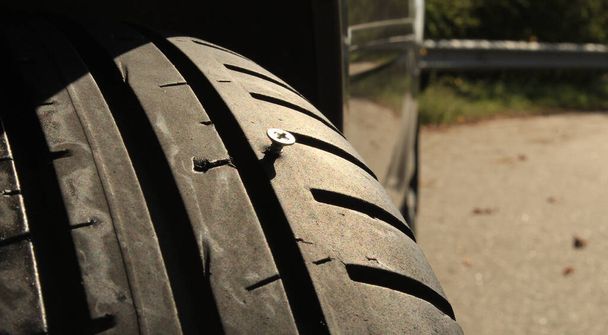 Parafuso furos fora do pneu do veículo
 - Foto, Imagem